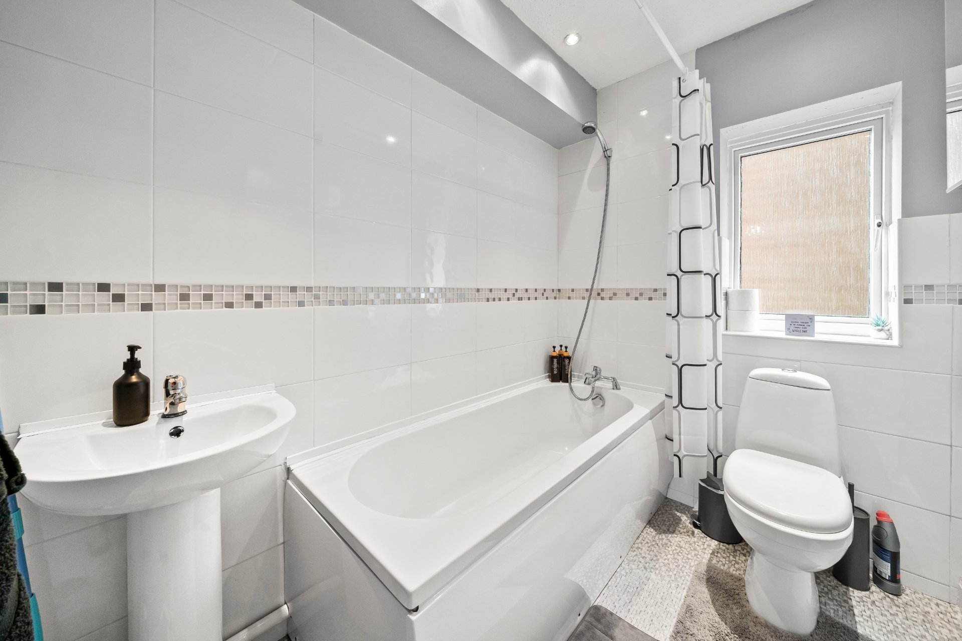 4-bed contractor house in Bolton (BL) photo 8