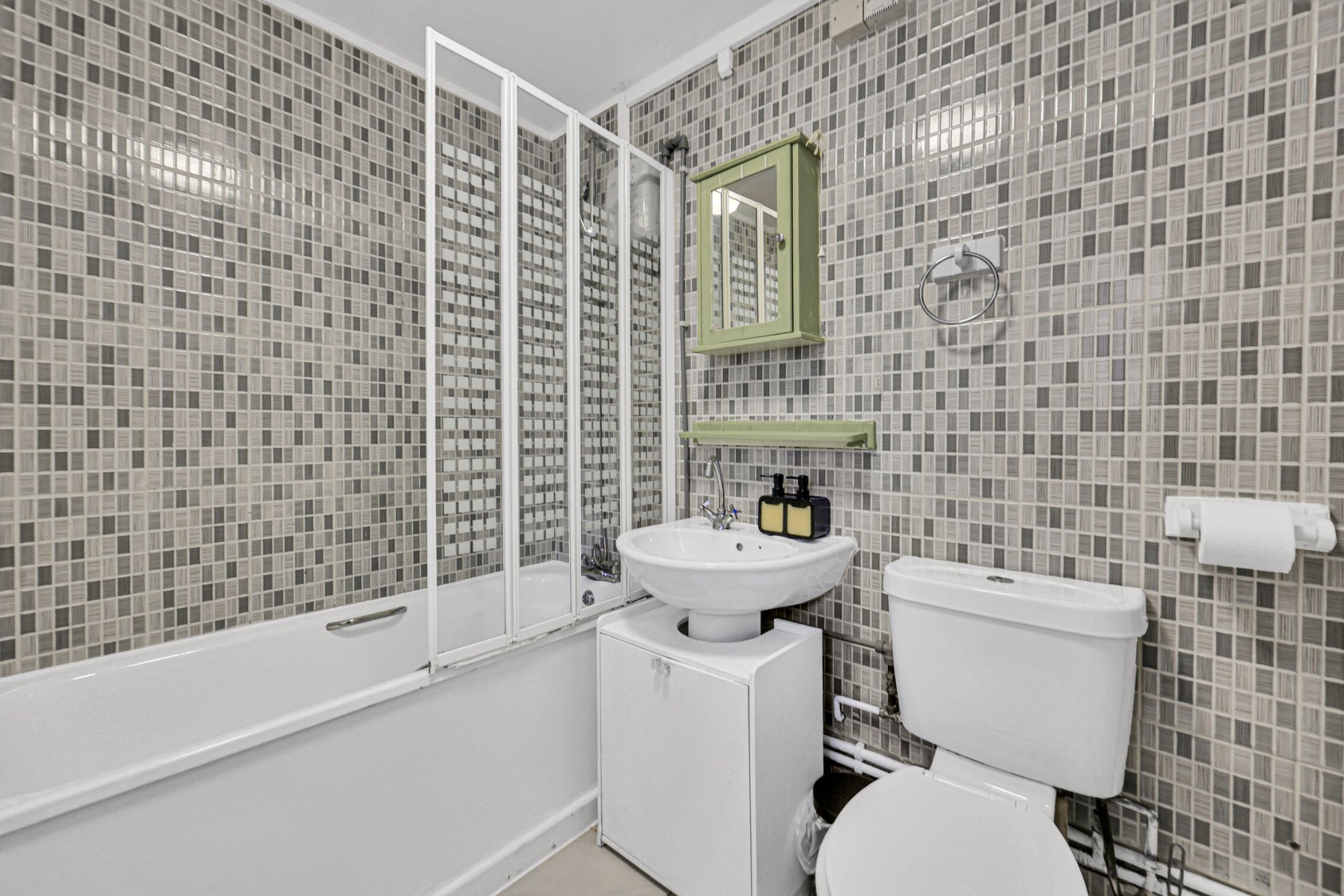 2-bed contractor house in London (N)