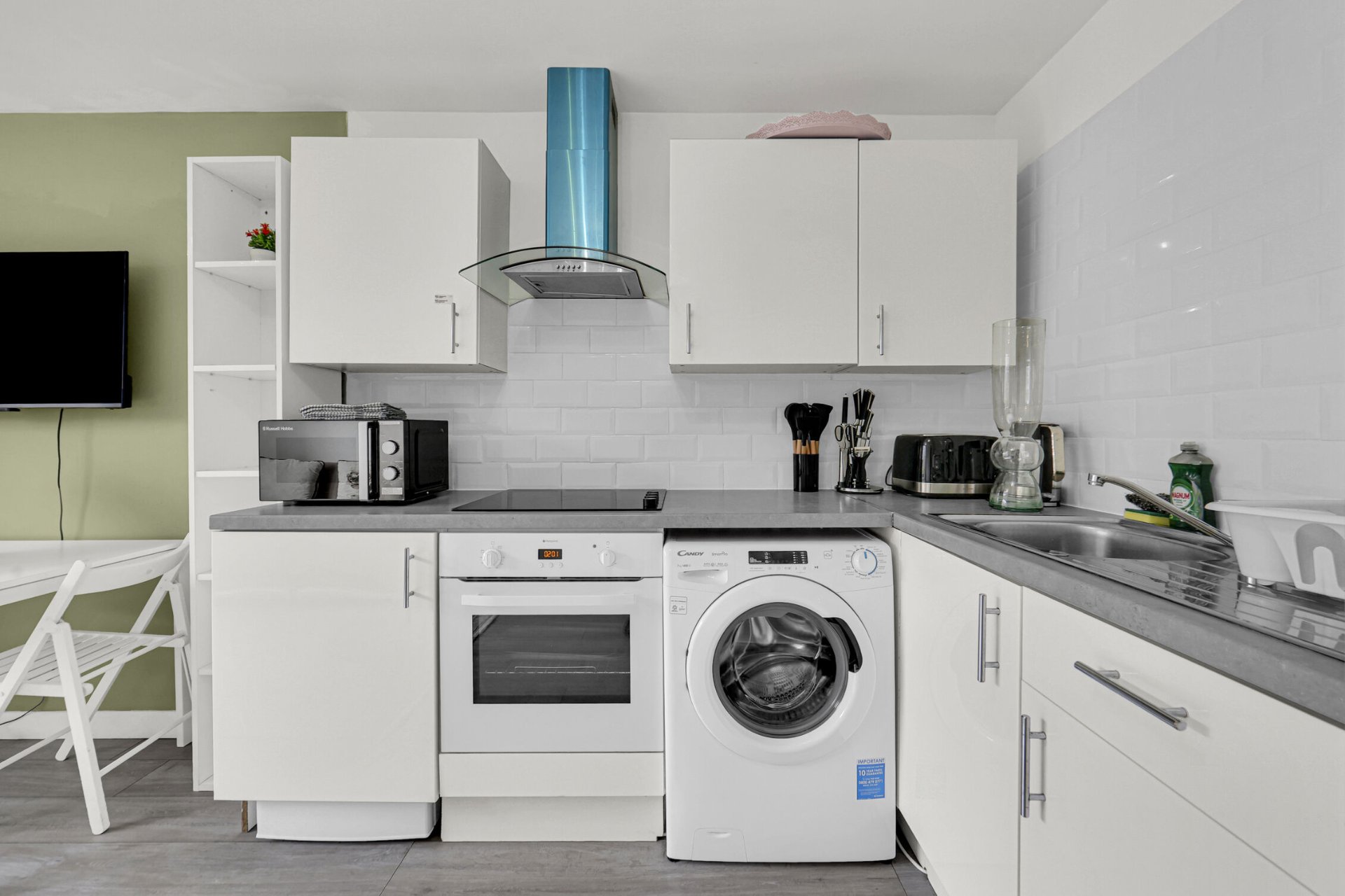 2-bed contractor house in London (N) photo 2