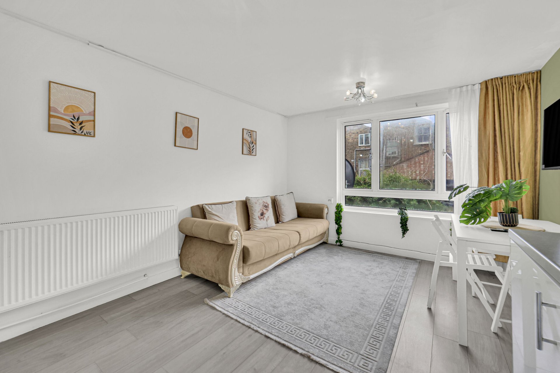 2-bed contractor house in London (N) photo 3