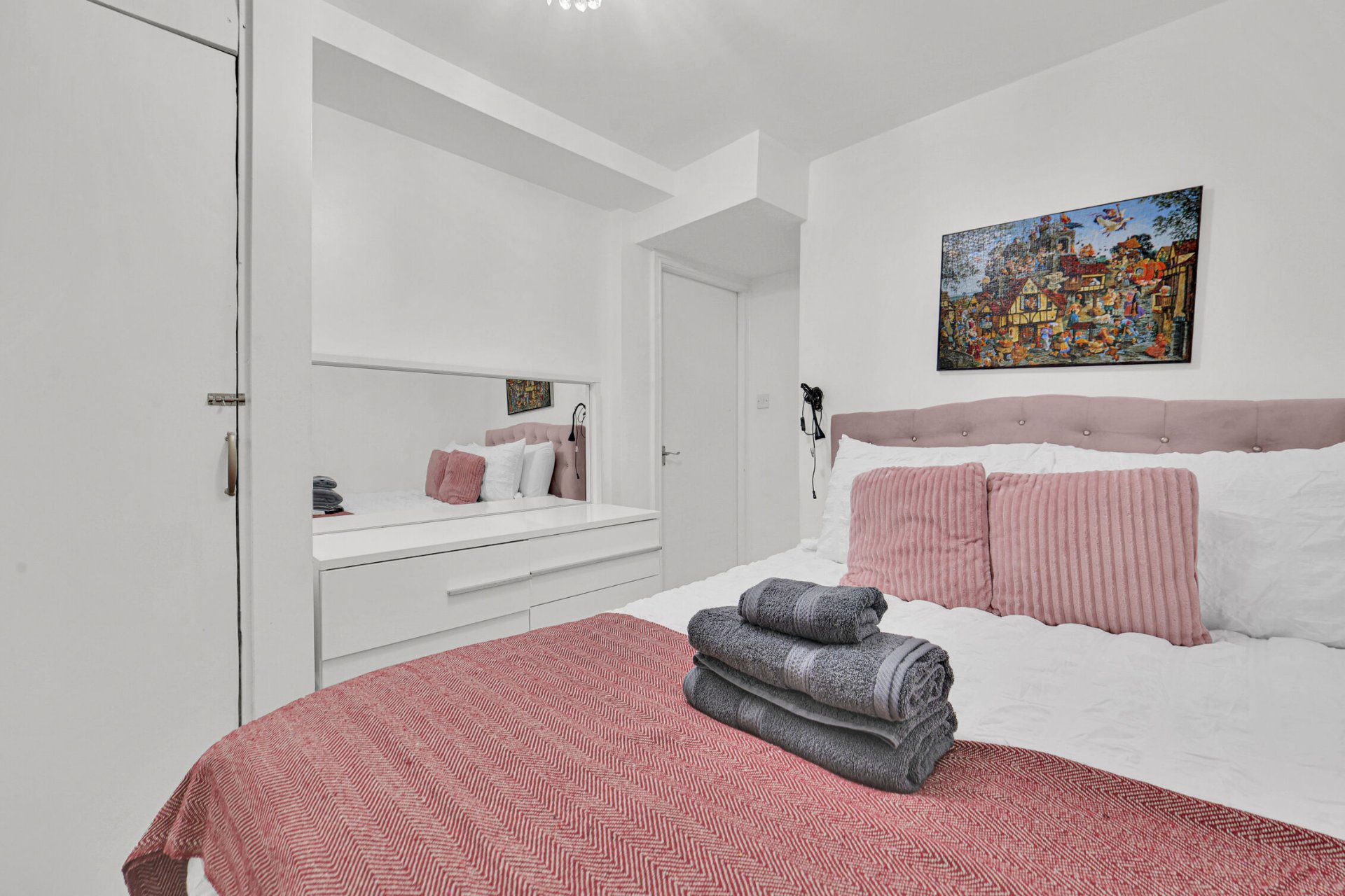 2-bed contractor house in London (N) photo 4