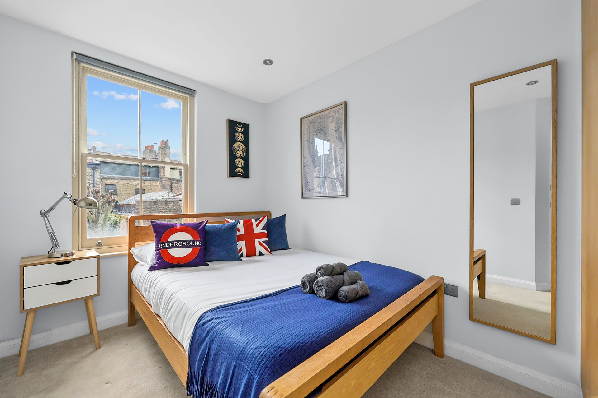 2-bed contractor house in London (E)
