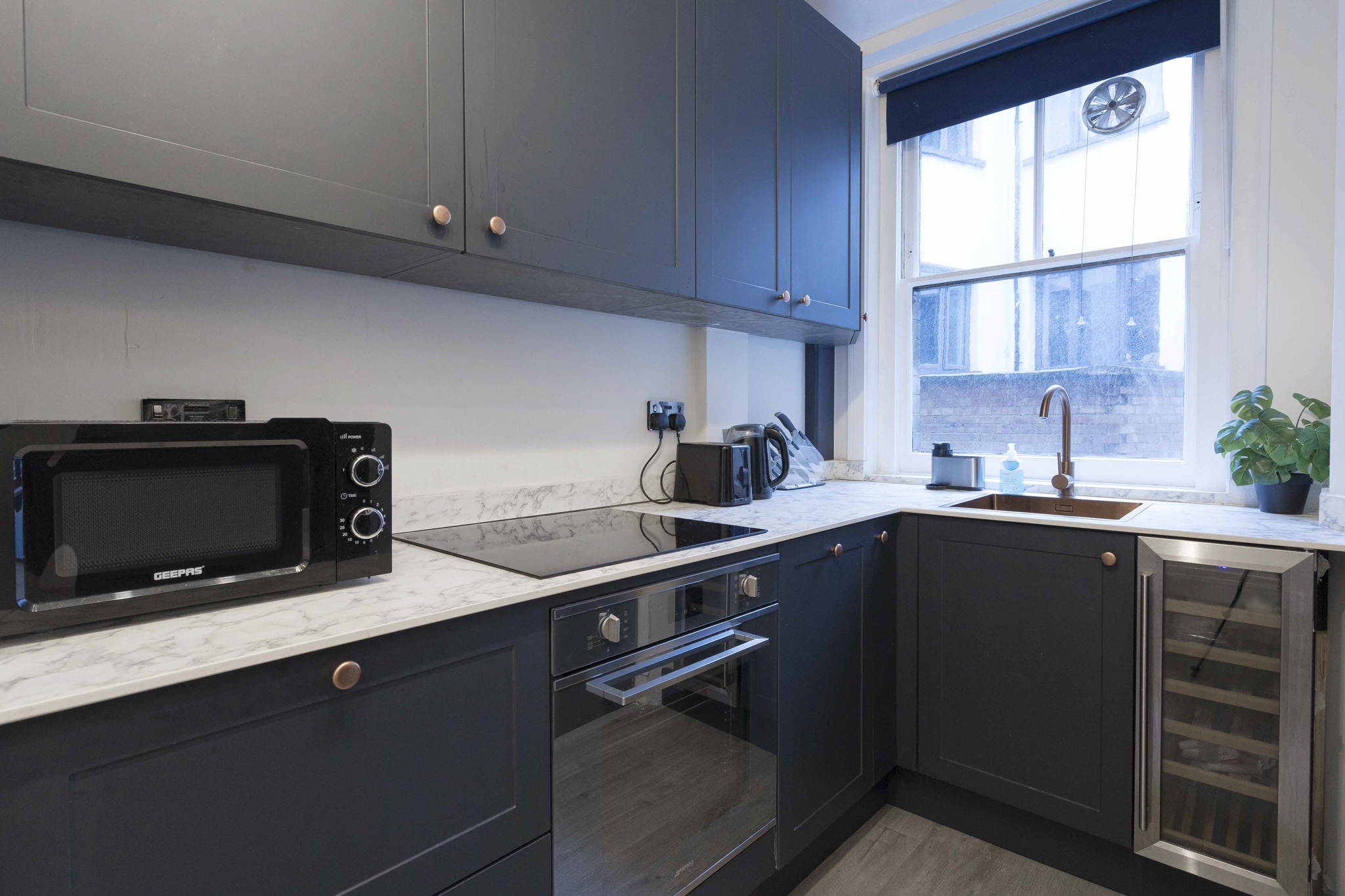 2-bed contractor house in London (W) photo 5