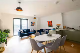 2-bed contractor house in London (WD)