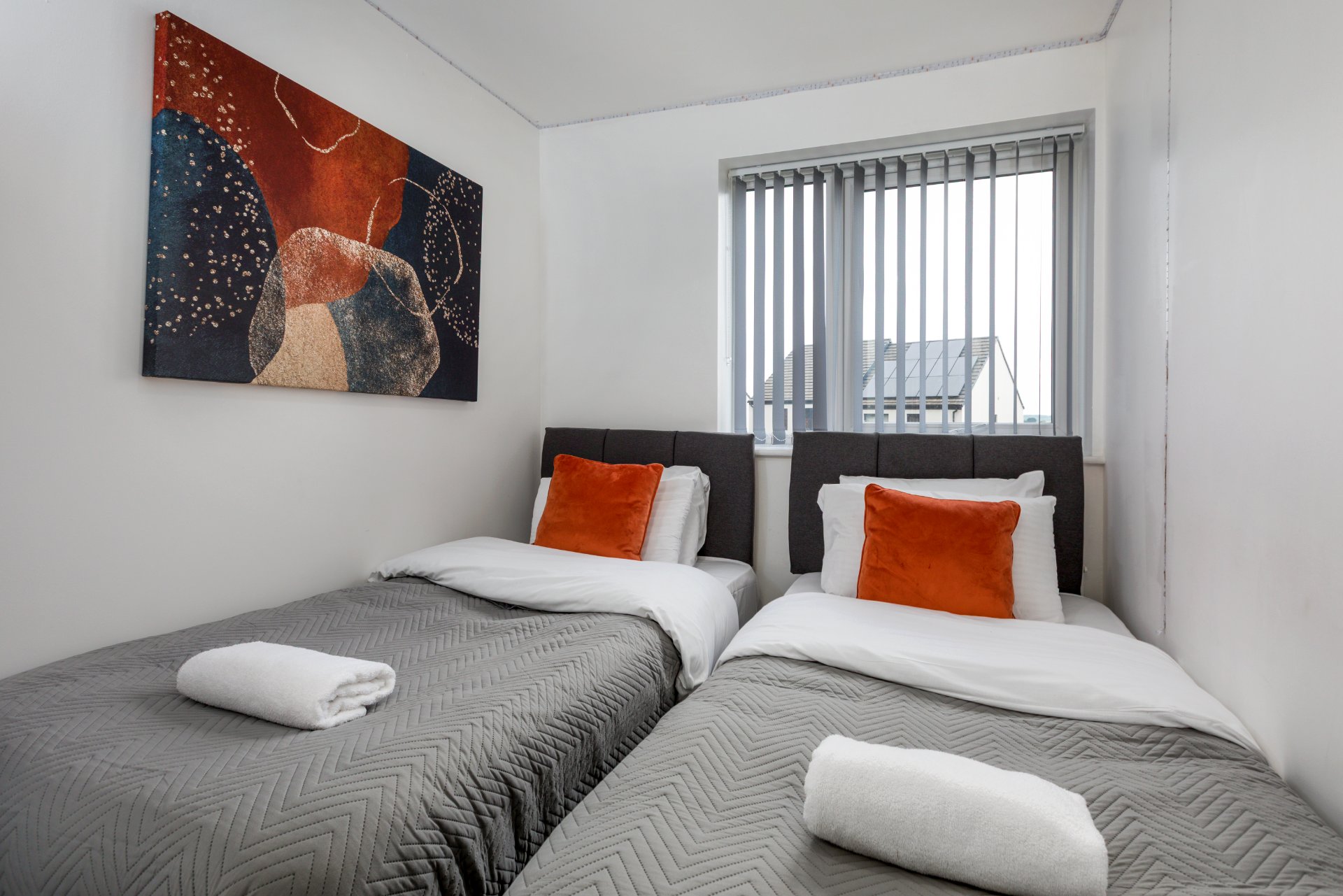 4-bed contractor house in Sheffield (S) photo 3