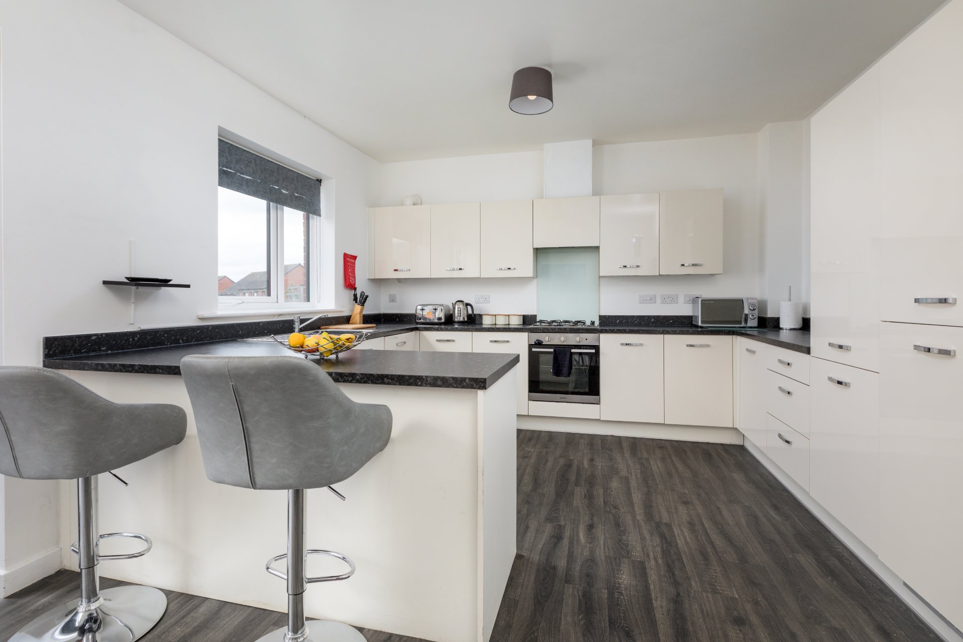 4-bed contractor house in Sheffield (S) photo 8