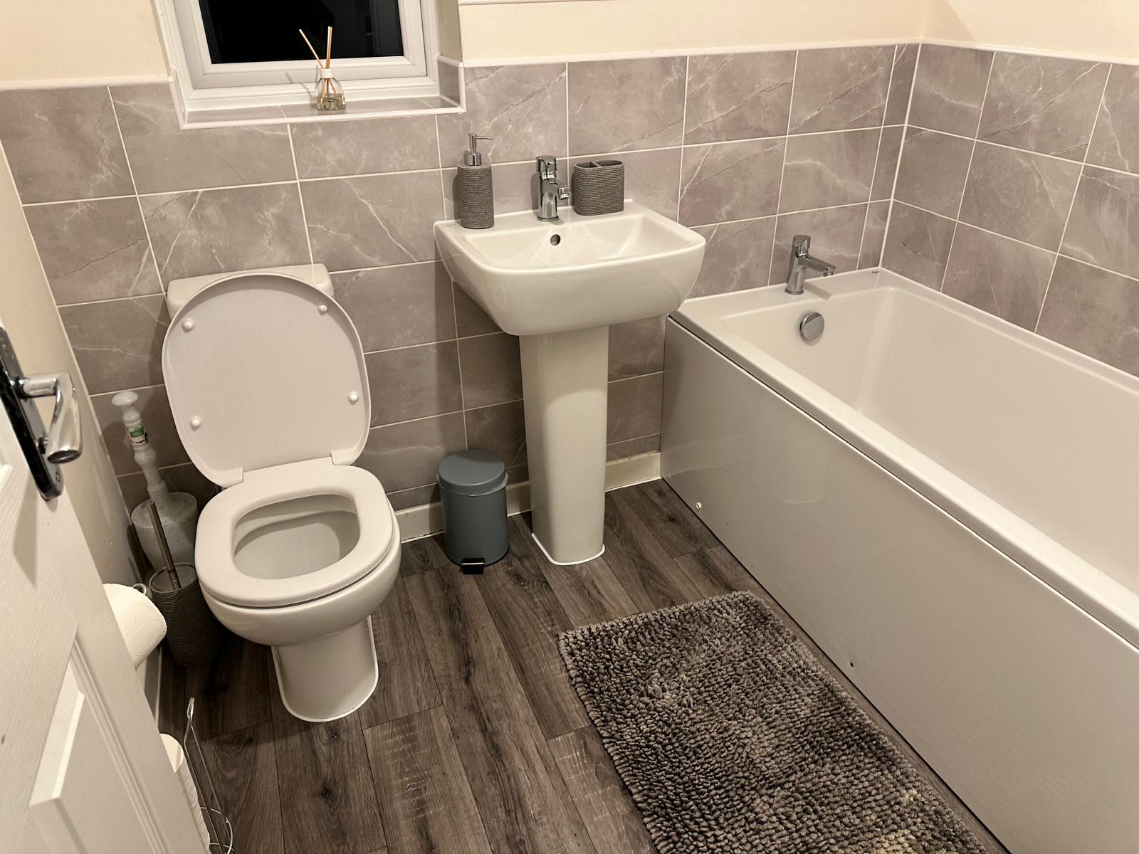 4-bed contractor house in Wolverhampton (WV) photo 2
