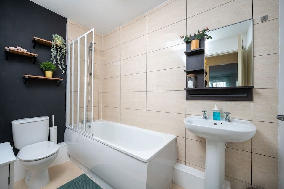 4-bed contractor house in Greater Manchester (M)