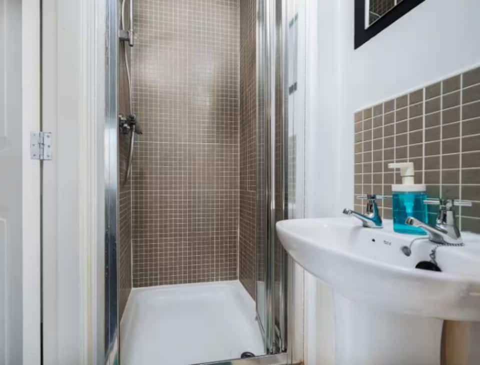 4-bed contractor house in Greater Manchester (M) photo 6