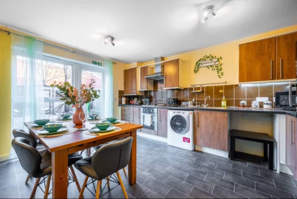 4-bed contractor house in Greater Manchester (M) photo 10