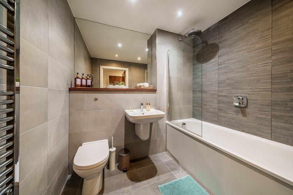 3-bed contractor house in Greater Manchester (M) photo 2