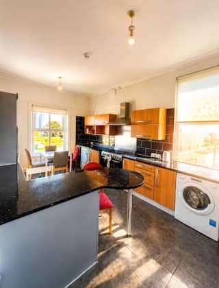 15-bed contractor house in Merseyside (CH)