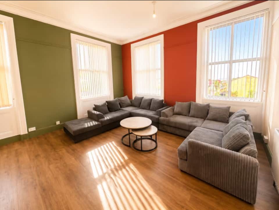 15-bed contractor house in Merseyside (CH) photo 2