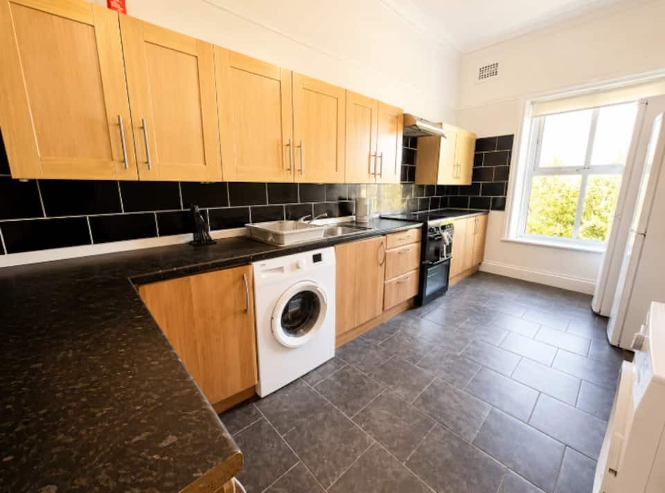 15-bed contractor house in Merseyside (CH) photo 3