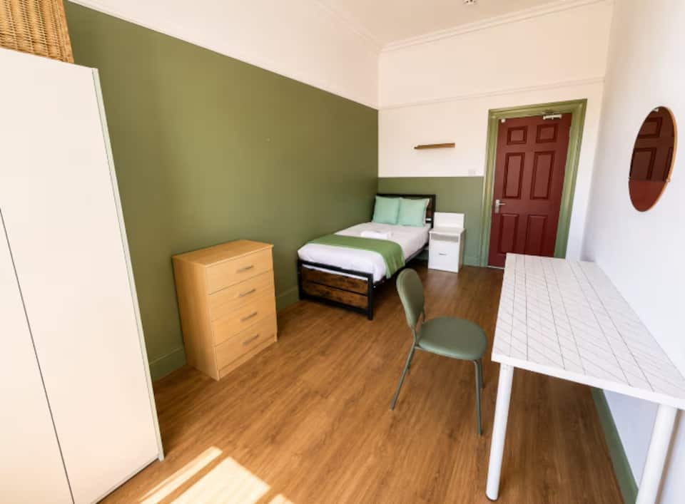 15-bed contractor house in Merseyside (CH) photo 4