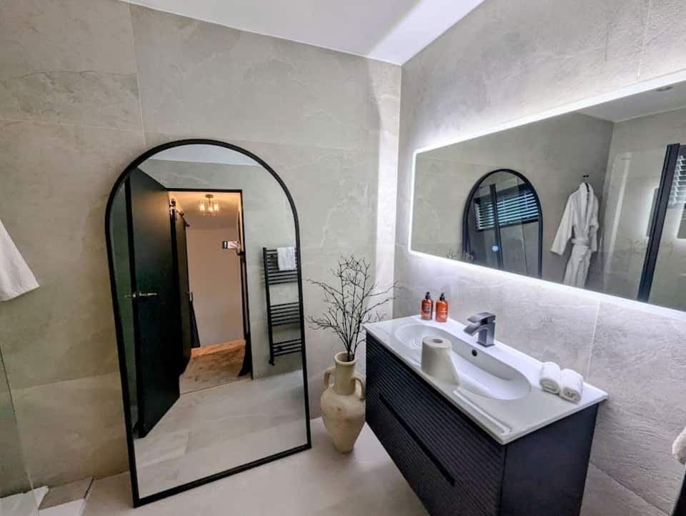2-bed contractor house in Greater Manchester (M) photo 3