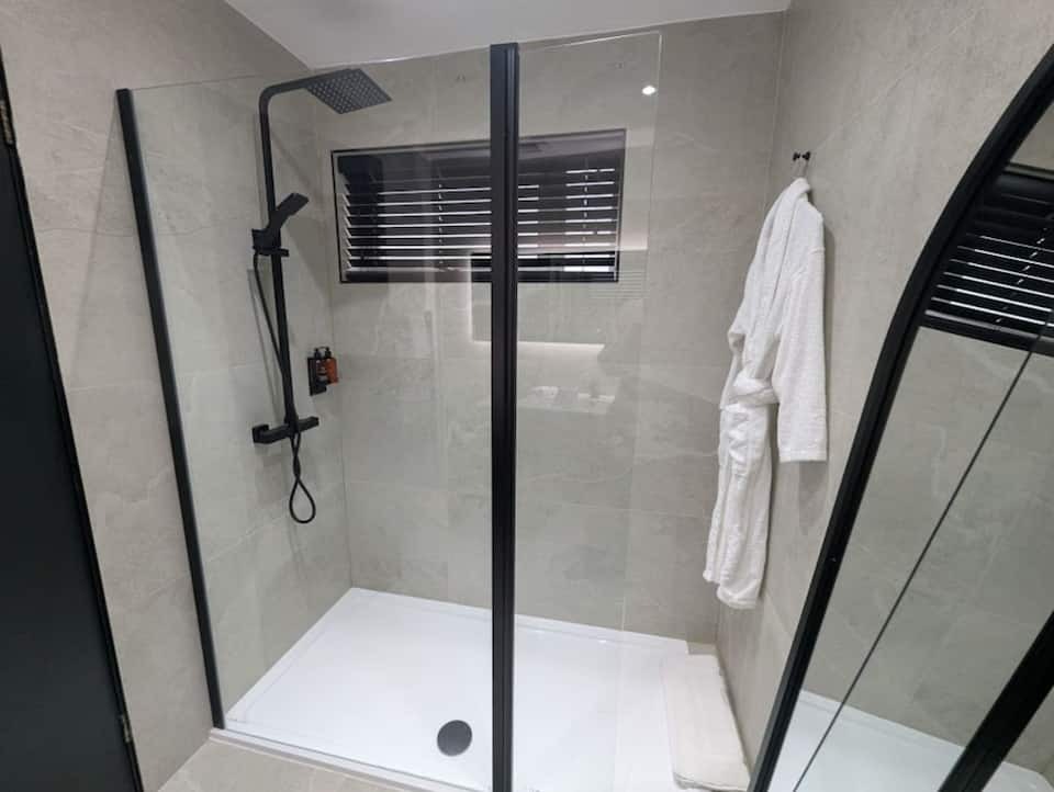 2-bed contractor house in Greater Manchester (M) photo 4