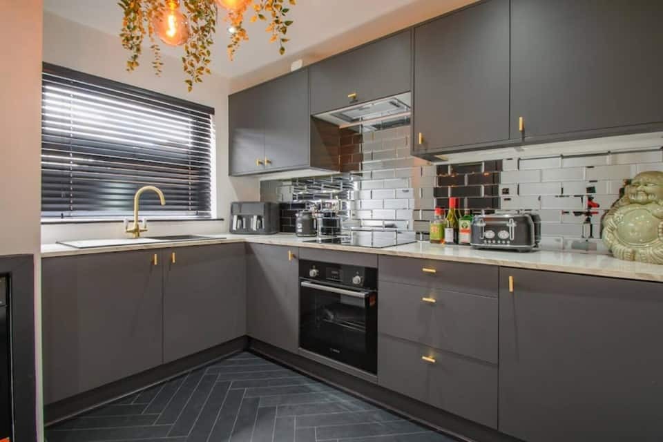 2-bed contractor house in Greater Manchester (M) photo 7