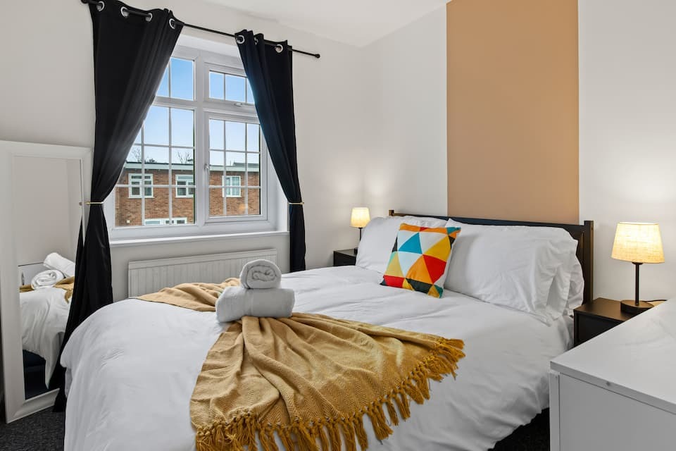 4-bed contractor house in Crumpsall (M)