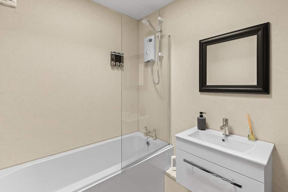 4-bed contractor house in Crumpsall (M) photo 4