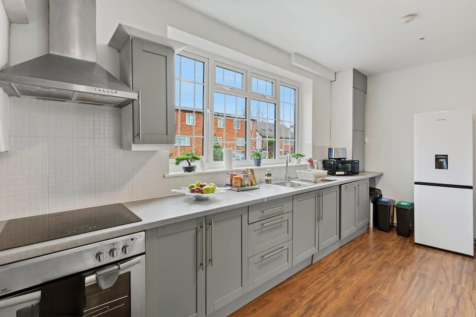 4-bed contractor house in Crumpsall (M) photo 6