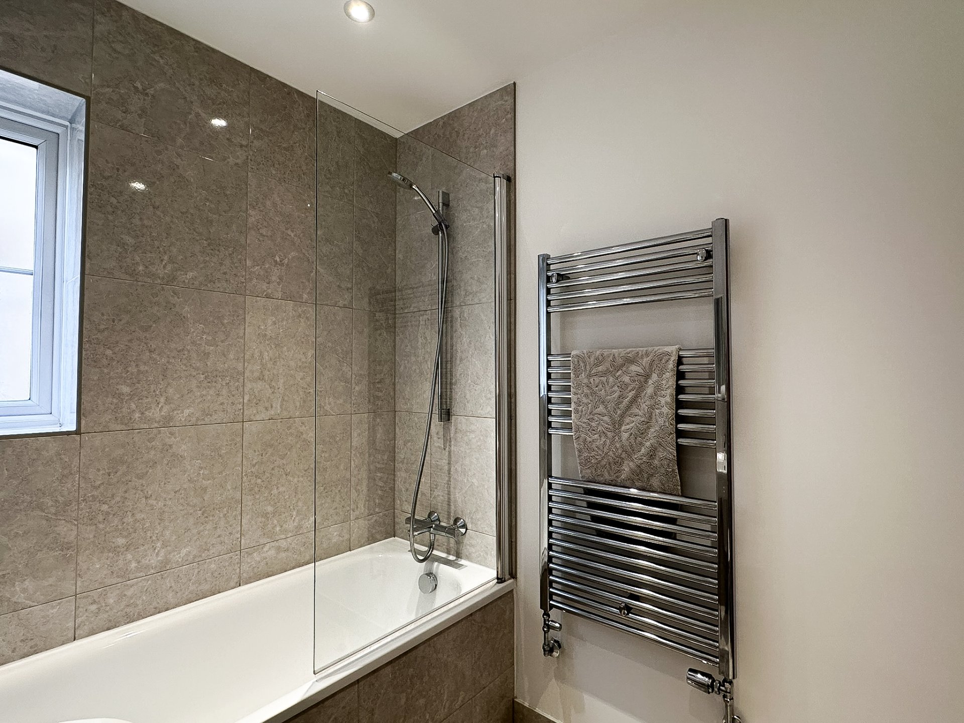 4-bed contractor house in STANWELL (TW) photo 4