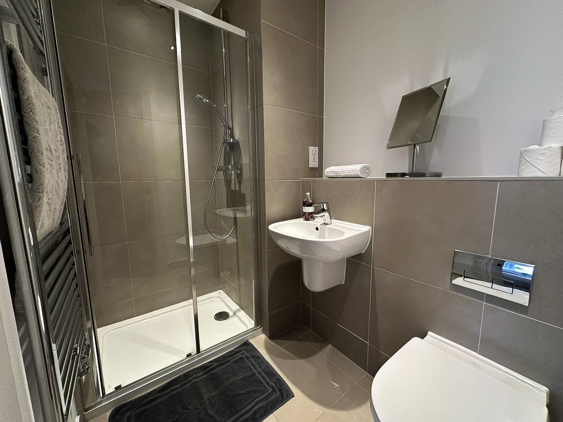 4-bed contractor house in STANWELL (TW) photo 7